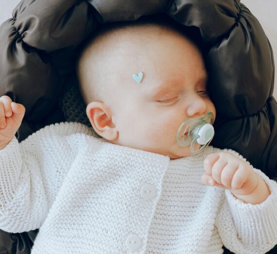 10 Ideas For Adorable Newborn Photos (That Will Get You Inspired)